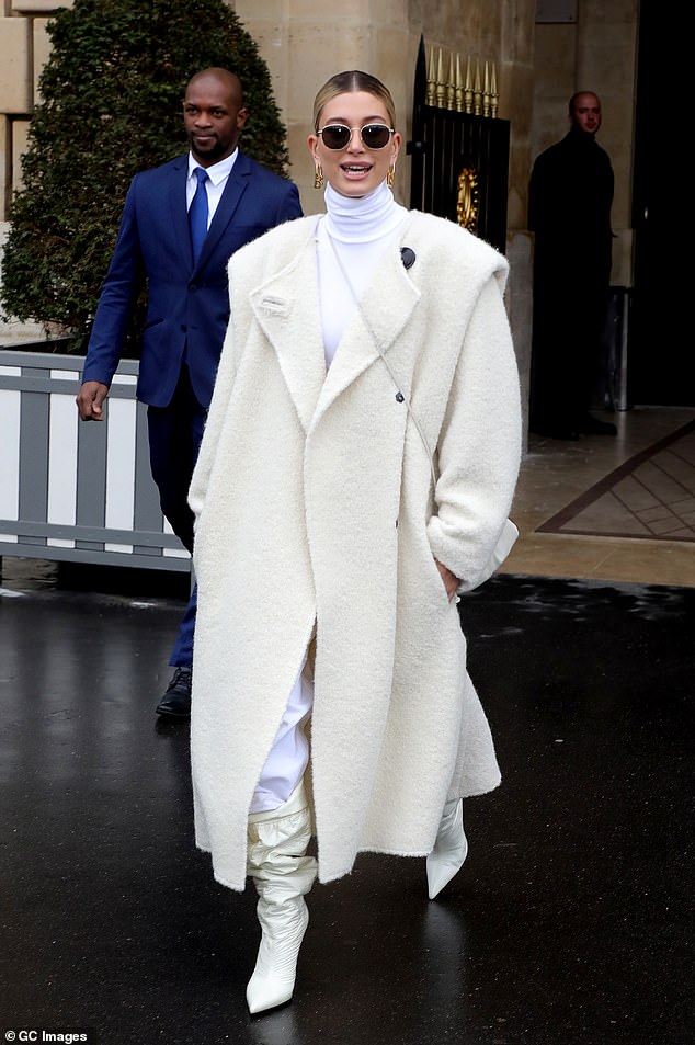 Хейли Бибер на Paris Fashion Week 2020