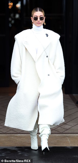 Хейли Бибер на Paris Fashion Week 2020