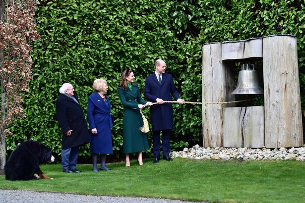 Кейт Миддлтон и принц Уильям звонят в колокол мира в первый день поездки в Ирландию
