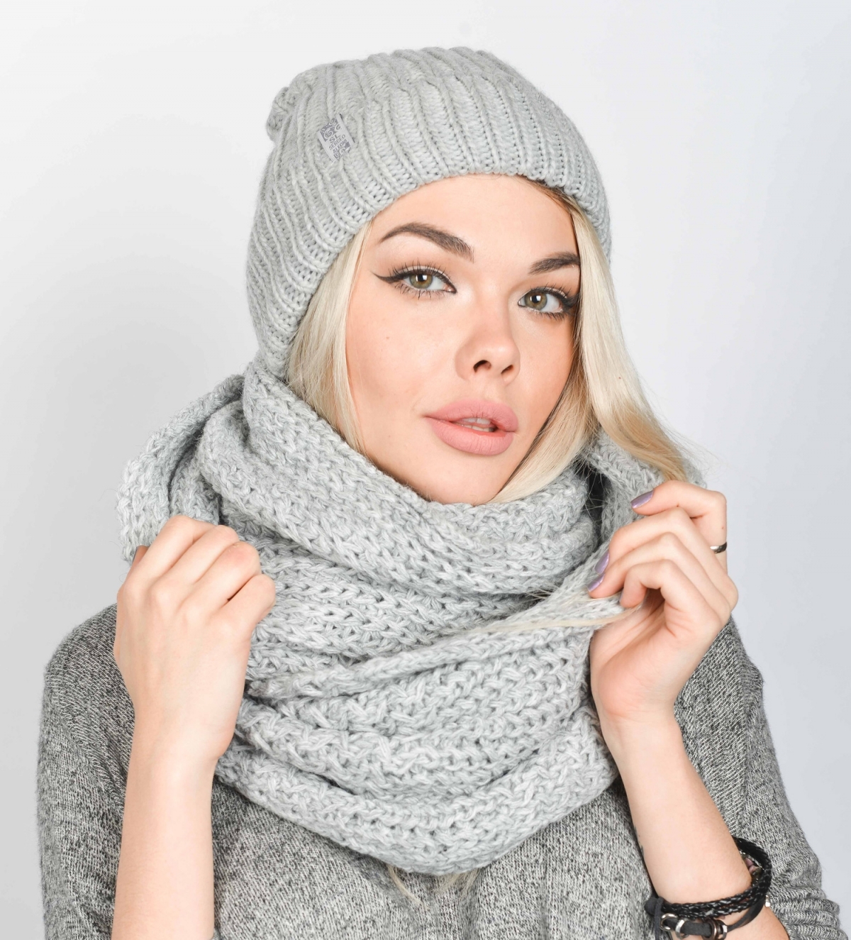 Теплые зимние аксессуары для женщин - стильные и элегантные шапки, шарфы и перчатки