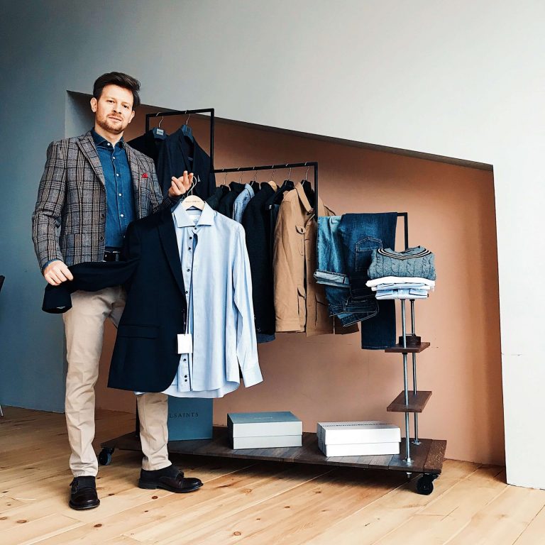 мужчина разбирает свой гардероб