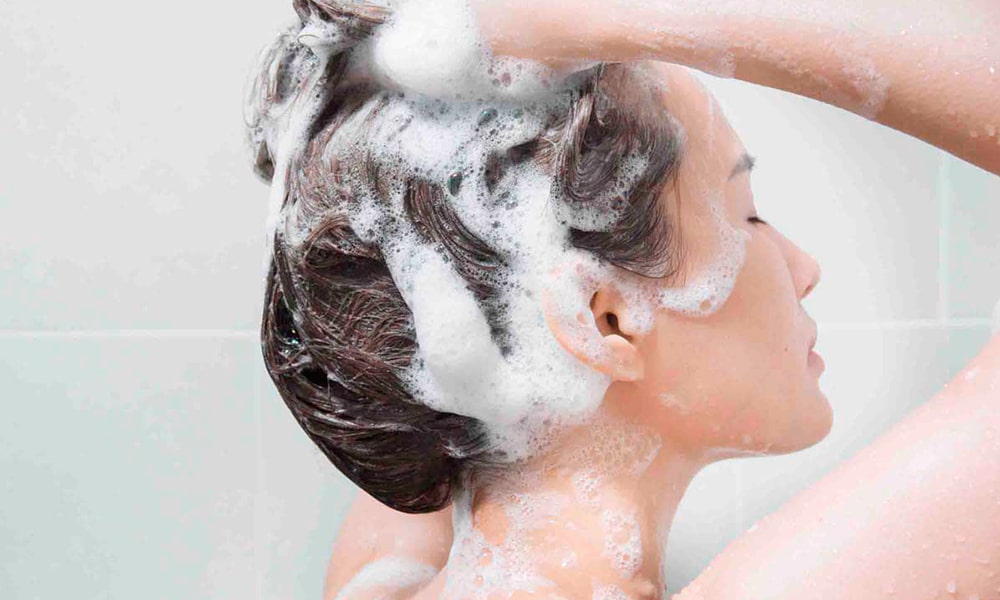 Блеск и здоровье ваших волос: преимущества использования профессионального шампуня