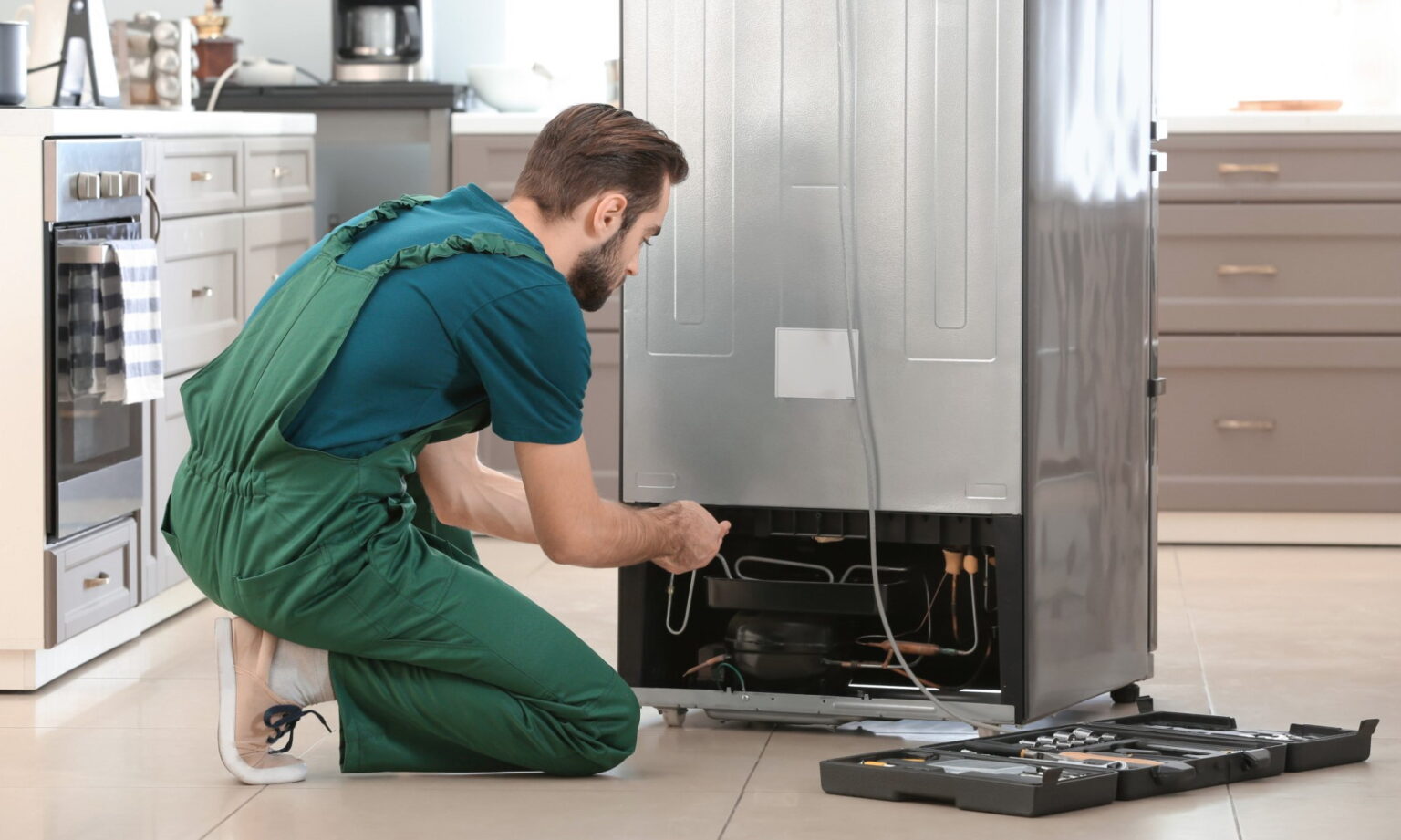 Экспертный обзор: Ремонт холодильников Hitachi – гарантия долгой и надежной работы