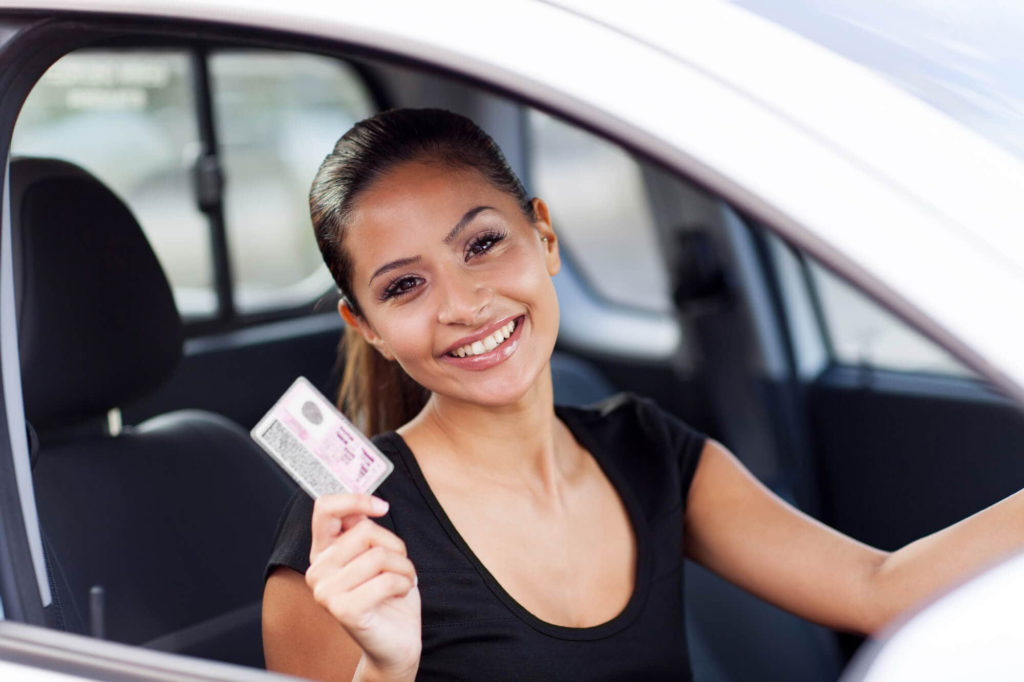 Нужно ли менять водительское удостоверение в связи со сменой фамилии?