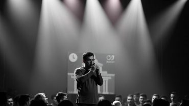 Стендап в Москве: где смеются, кто выходит на сцену и как самому попробовать