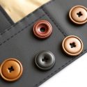 Кожаные пуговицы: маленькая деталь с большим характером
