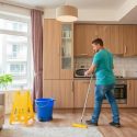 Услуги уборки квартир: как выбрать помощников, которым можно доверить порядок